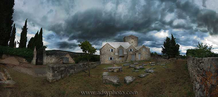 Adsy Bernart Fotograf Reisefotografie Kroatien Insel Brac römischer Friedhof in Skrip Sarkopharge