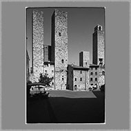 Adsy Bernart Fotograf Reisefotografie Italien Toskana am Chiantiweg,San Gimignano, schwarzweiß, schwarz weiss, turm, türme
