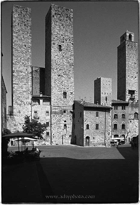 Adsy Bernart Fotograf Reisefotografie Italien Toskana Chiantiweg, San Gimignano, schwarzweiß, schwarz weiss, turm, türme