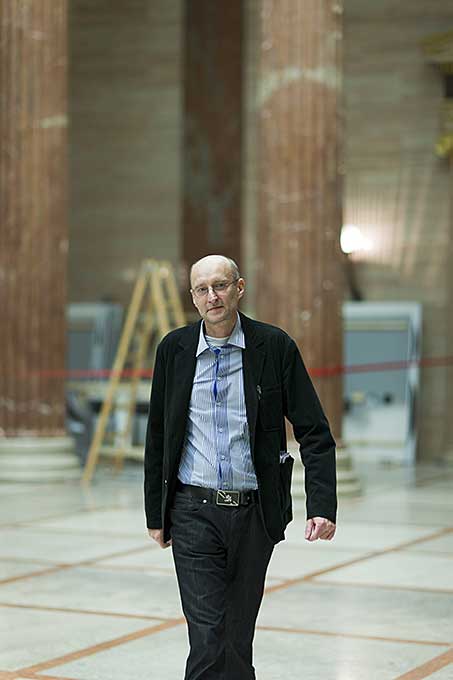 Adsy Bernart Fotograf Porträtfotografie Portraitfotografie Oliver Schopf Karikaturist der Tageszeitung der Standard Süddeutsche Zeitung Nebelspalter