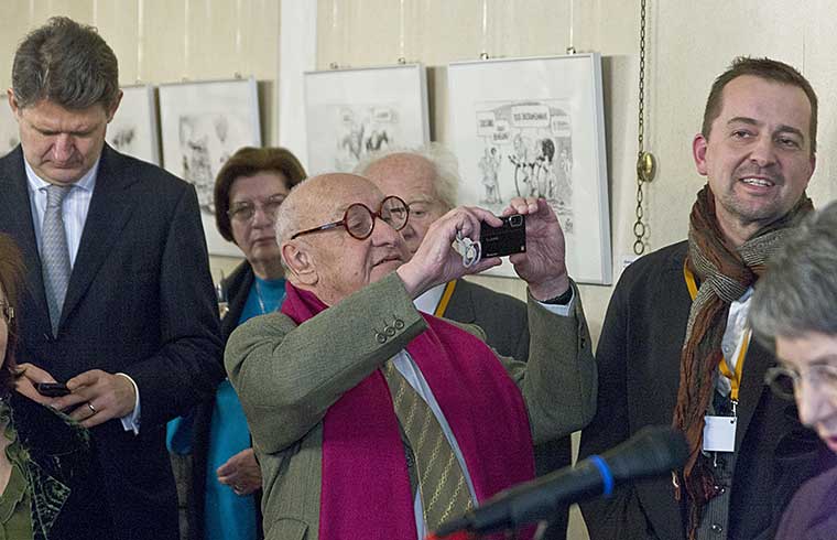 Adsy Bernart, Fotograf, Porträtfotografie, Portraitfotografie,  Oliver Schopf Karikaturist der Tageszeitung der Standard Süddeutsche Zeitung Nebelspalter Nationalratspräsidentin Barbara Prammer und Auslandskorrespondent Michael Frank der Süddeutschen Tageszeitung Ironimus Gustav Peichl fotografiert, Kurier-Chefredakteur Brandstetter beschäftigt mit seinem smartphone