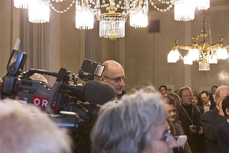 Adsy Bernart, Fotograf, Porträtfotografie, Portraitfotografie,  Oliver Schopf Karikaturist der Tageszeitung der Standard Süddeutsche Zeitung Nebelspalter Nationalratspräsidentin Barbara Prammer und Auslandskorrespondent Michael Frank der Süddeutschen Tageszeitung Ironimus Gustav Peichl fotografiert, Kurier-Chefredakteur Brandstetter beschäftigt mit seinem smartphone