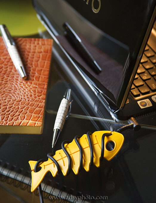 Adsy Bernart Fotograf Stilleben Fotografie still life photography kabelaufroller,fisch,laptop,notebook,computer,büro,bureau