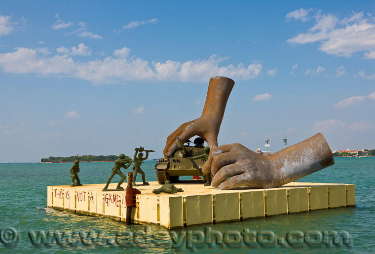 Adsy Bernart Fotograf Reisefotografie venedig biennale kunstausstellung italien 2011  anti-kriegs-skulptur